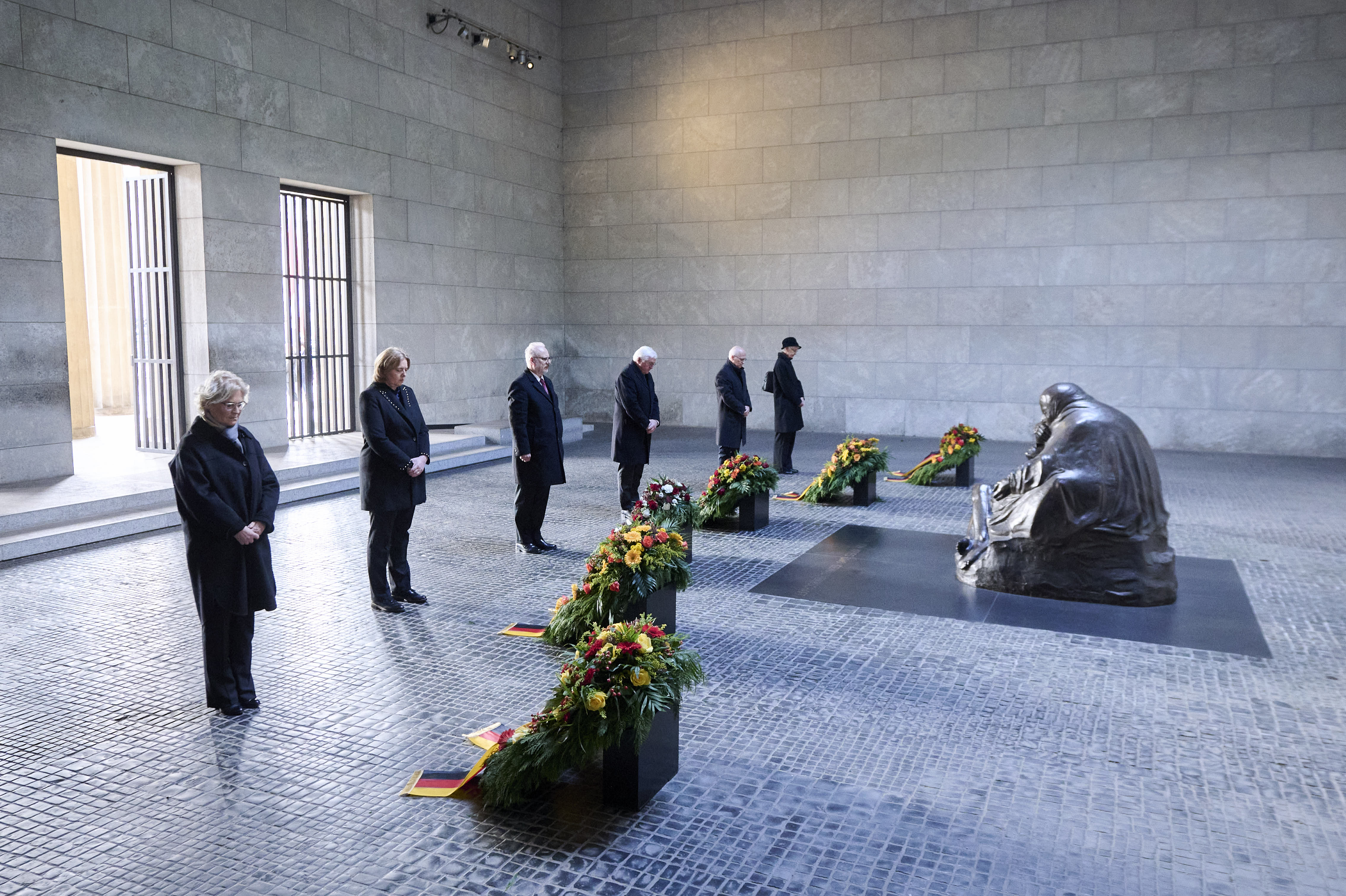 Berlin, Kranzniederlegung zum Volkstrauertag in der Neuen Wache