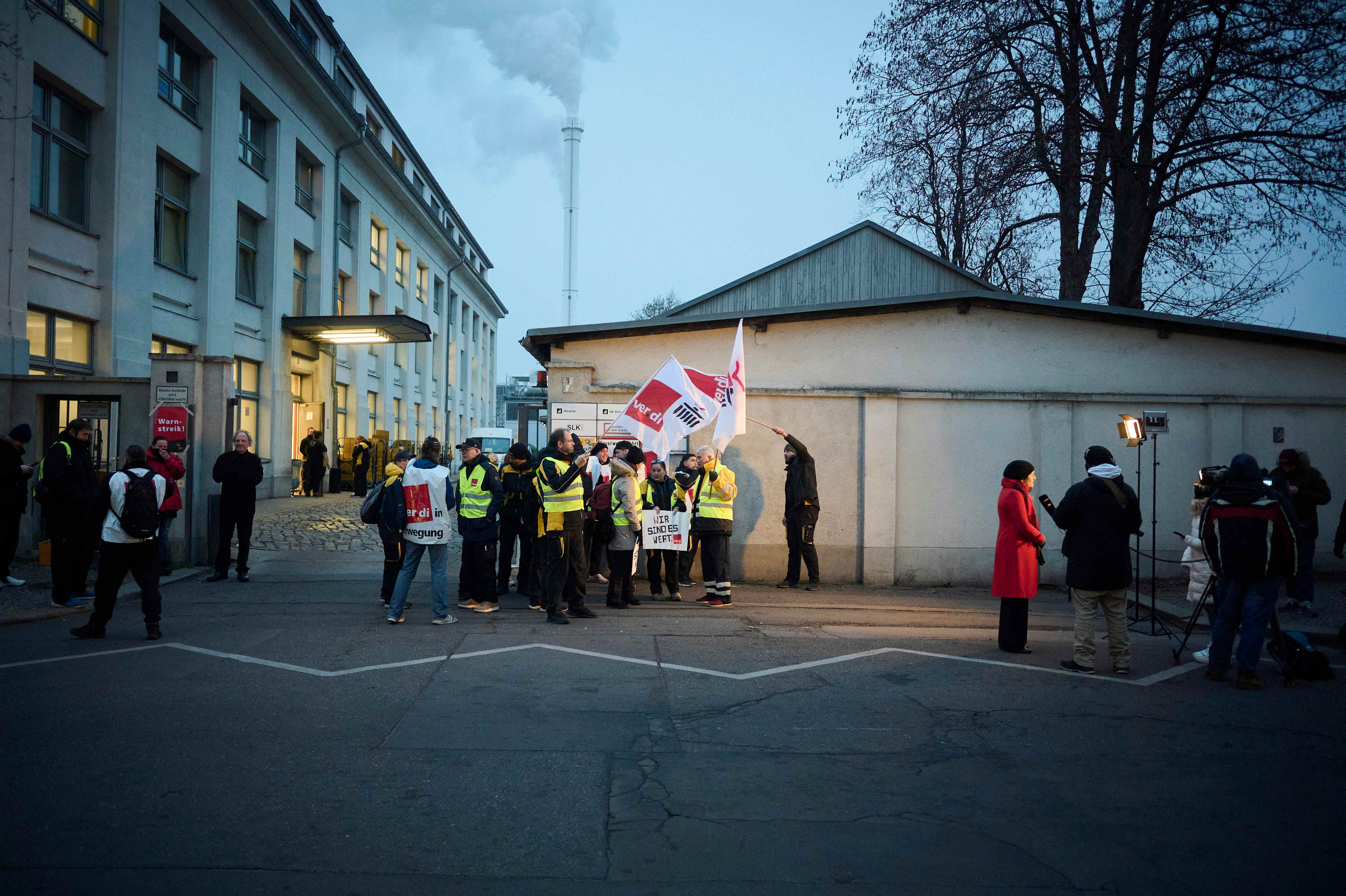 Janine Wissler besucht einen Post-Streikposten in Berlin