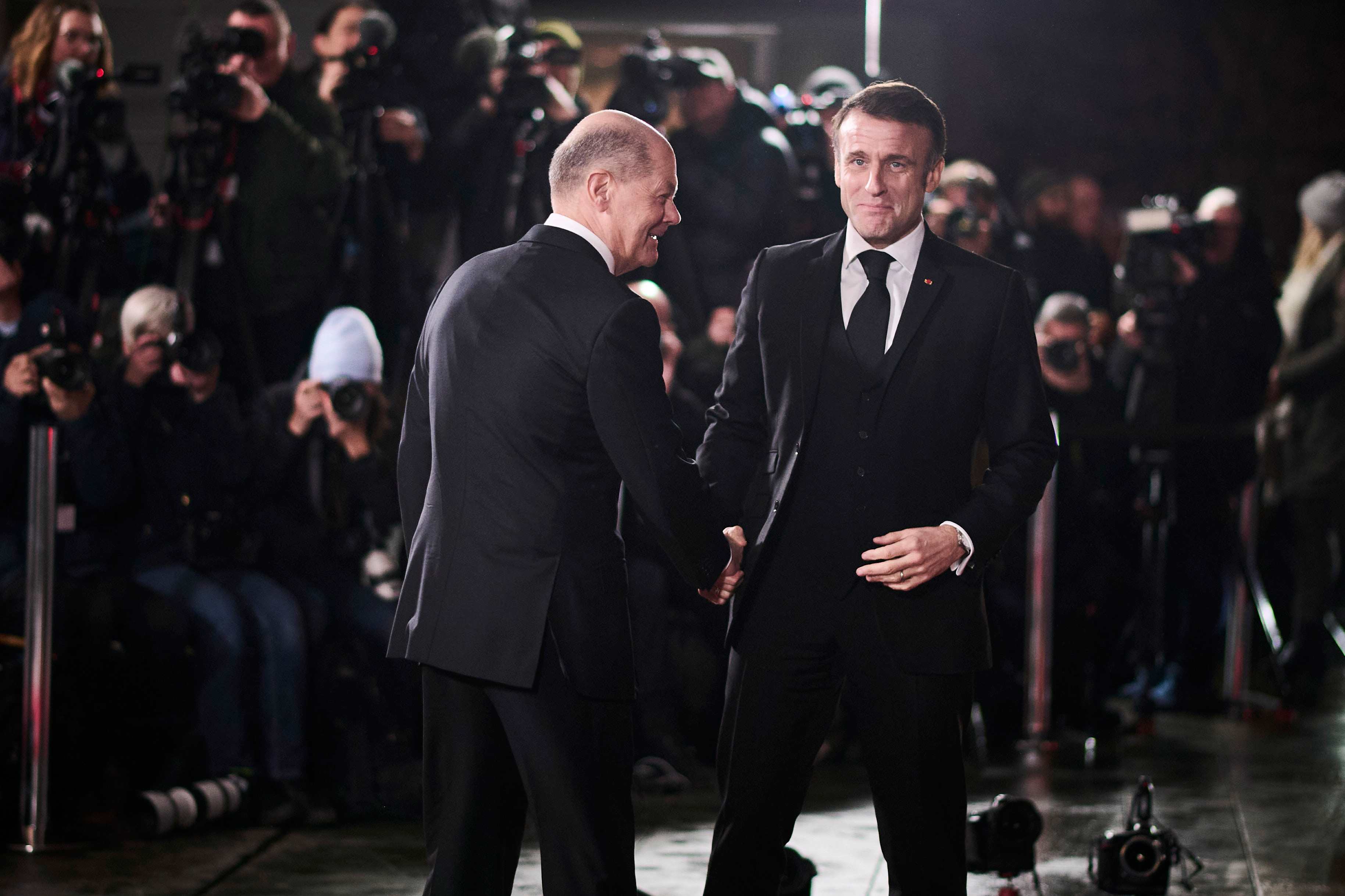 Berlin, Olaf Scholz begrüßt Emmanuel Macron