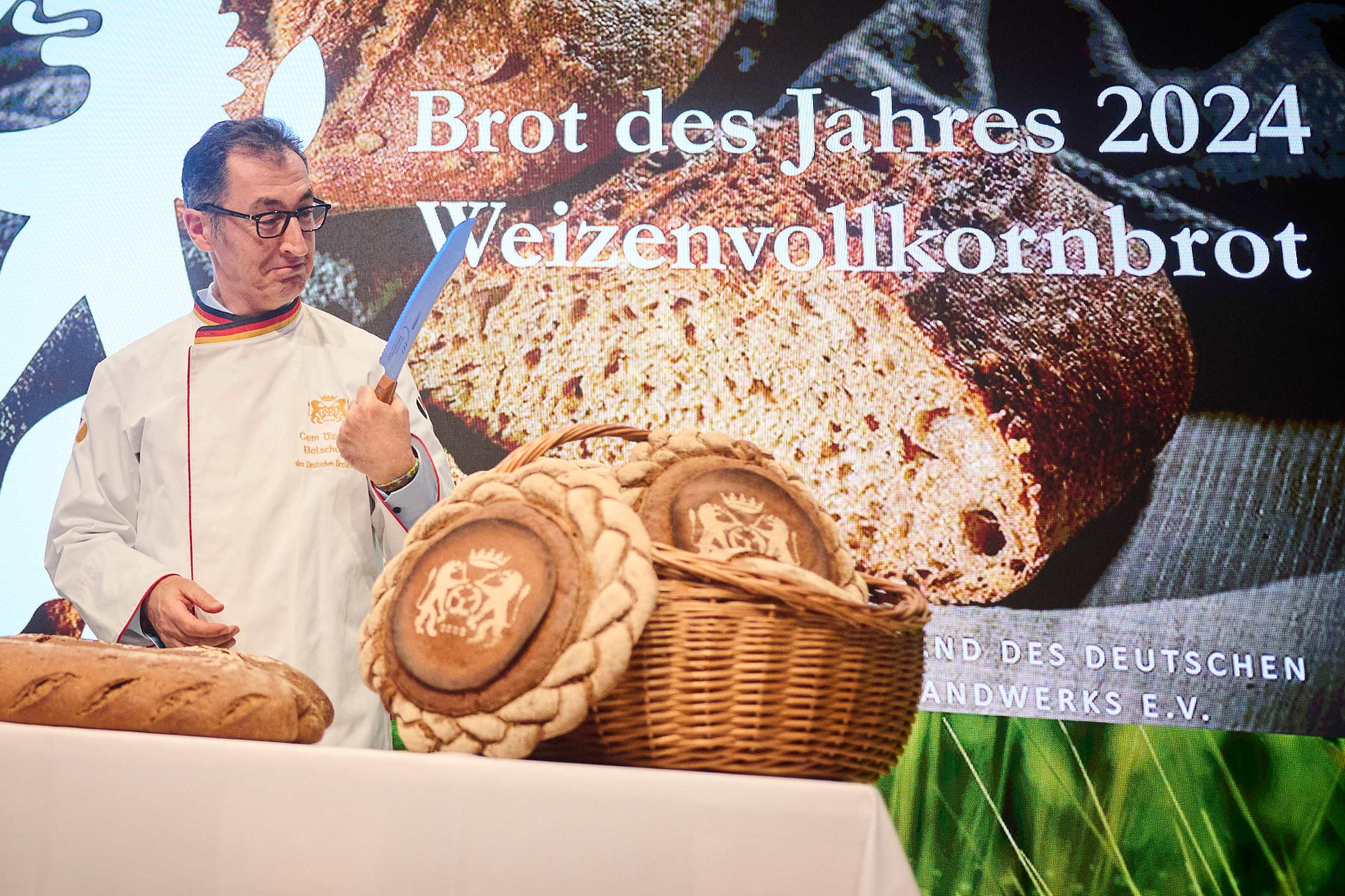 Berlin, Anschnitt Brot des Jahres 2024 Özdemir