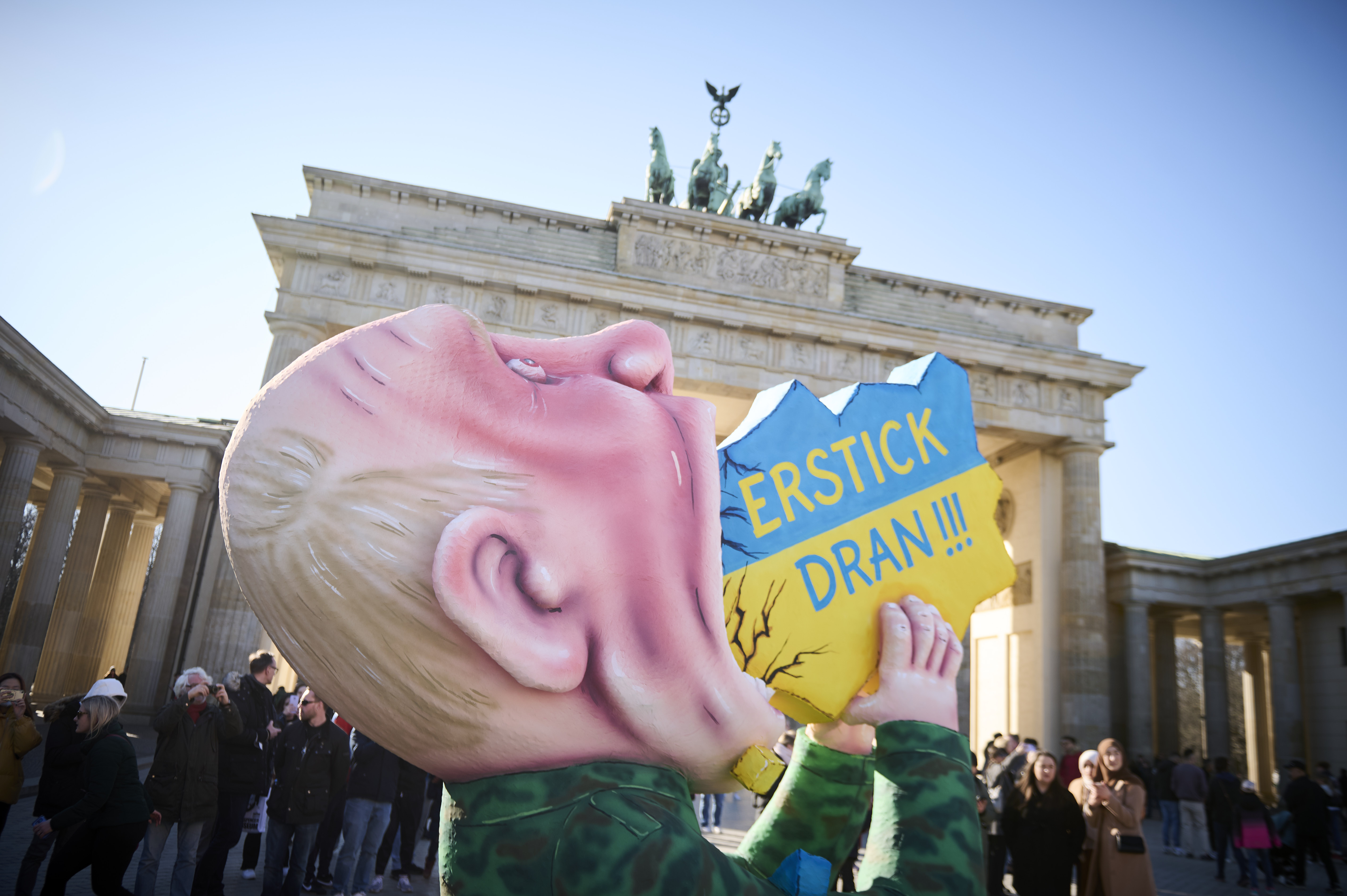 20220312_AdoraPress_PutinFigurBrandenburgerTor_583